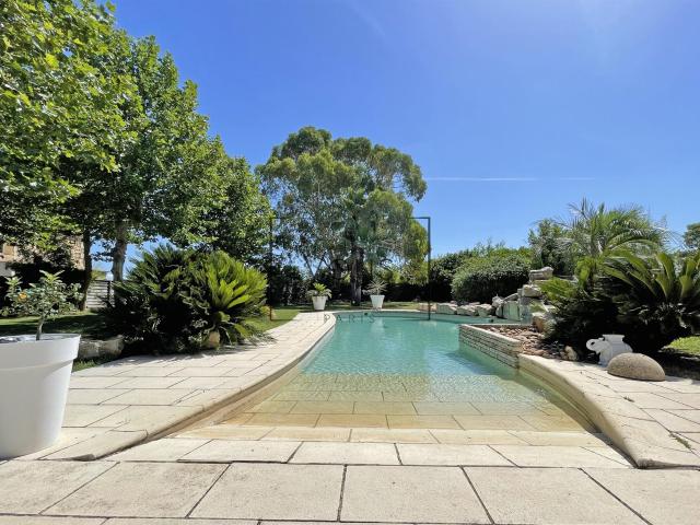 Mas d’exception aux portes de Nîmes XVIIe siècle, 1 200 m2. 1200m² Nîmes