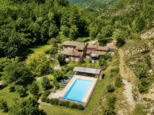 Mas d'exception en Sud Ardèche: nature préservée et calme a. 216m² Banne