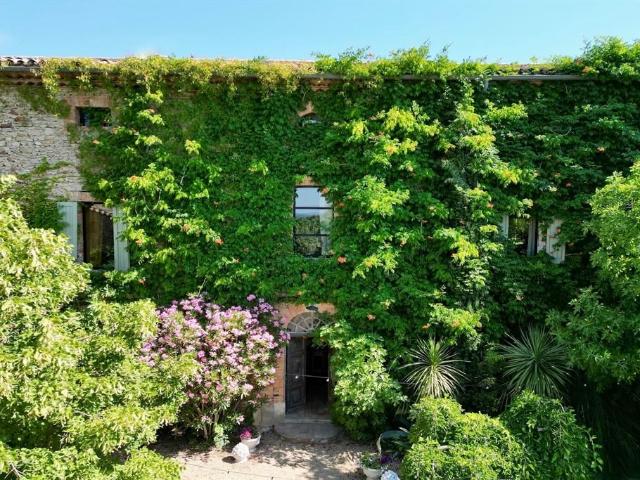Mas d'exception sur 4,4 hectares Élégance, histoire et art d. 601m² Uzès