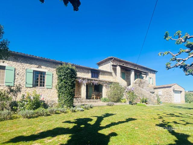 Mas de 178m2 sur 1790m2 de terrain avec piscine à Goudargues