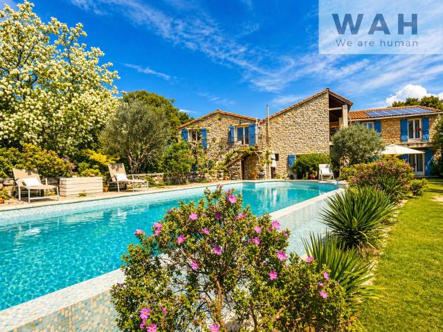 Mas de caractère maison + 3 gites avec piscine et panneaux solaires