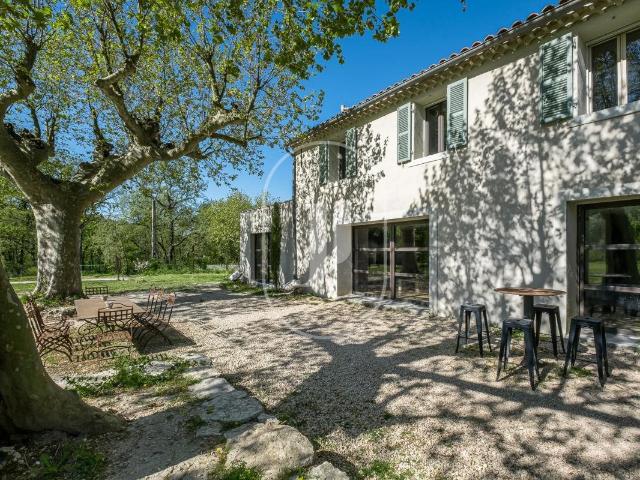 Mas de caractère avec piscine et jacuzzi à vendre à l'Isle s. 197m² L'Isle sur la Sorgue