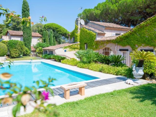 Mas de caractère de 1938 dans un domaine privé, parc de 6 450 m² à deux pas des plages