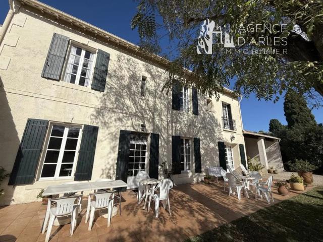 Arles – Élégante maison esprit mas provençal avec piscine et jardin arboré