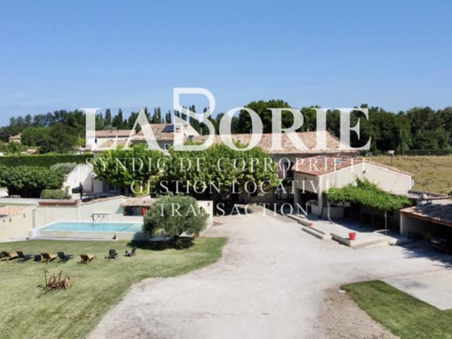 Mas de charme avec piscine, revenus locatifs & fort potentie
