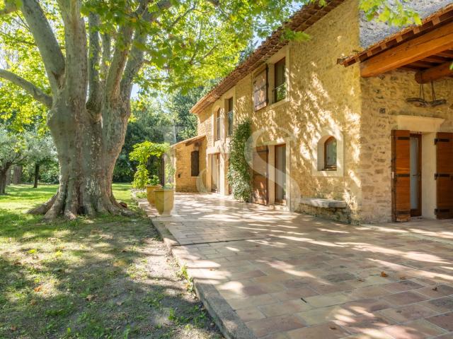 Mas de charme avec piscine sur Terrain de 1.8 ha, au calme a. 206m² Carpentras