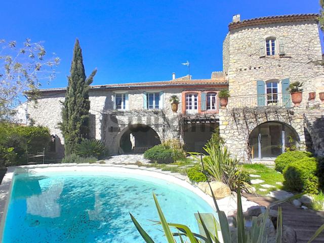 Mas de village XVIII siècle 400m2 avec piscine