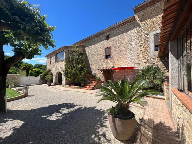 Mas de village avec piscine