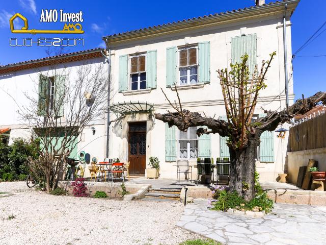Mas de ville + appartement, grande cour et piscine