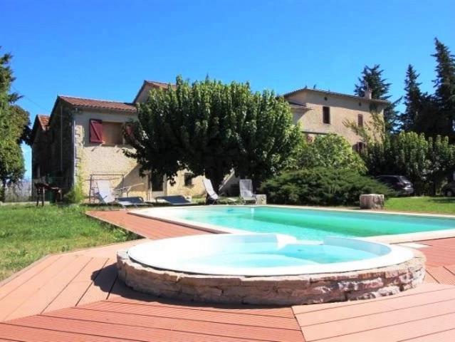 Mas du 19ieme avec 3 gites et partie privative 180m2 sur 384