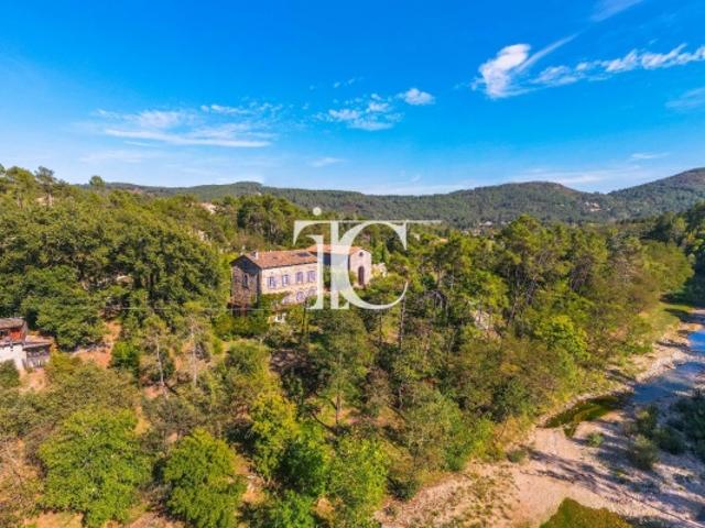 MAS DU XVIIIEME 379M2 HABITABLES 8700M2 DE TERRAIN RIVIERE