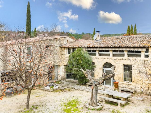 Mas en pierre avec appartement indépendant et piscine au cœu. 204m² Cabrières d'Avignon