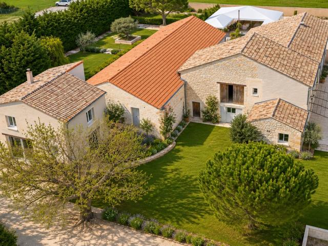 Mas en pierre avec salle de réception 240 m². Gîtes.Mariag. 580m² Saint Alexandre