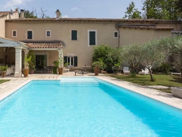 Mas en pierre avec piscine