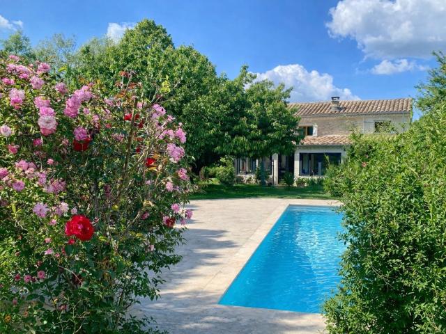 Mas en pierre avec piscine, 1.4ha de terrain calme absolu, proche Vaison la Romaine