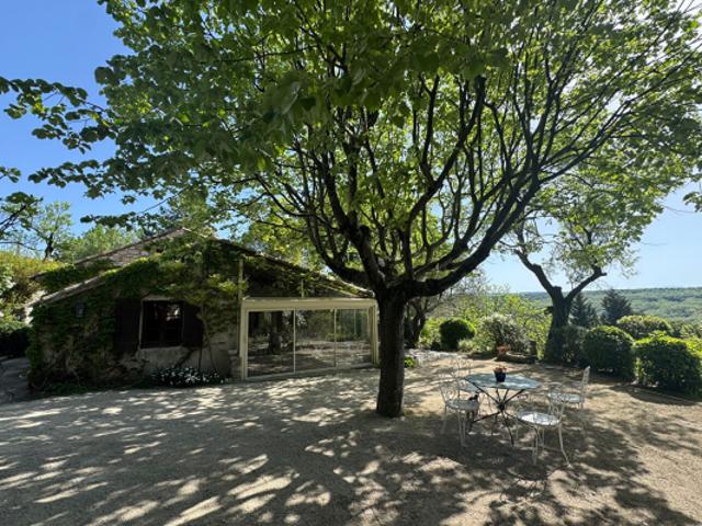 Mas en pierre avec vue dominante, 180 m² habitables sur 4 000 m² paysagés avec piscine
