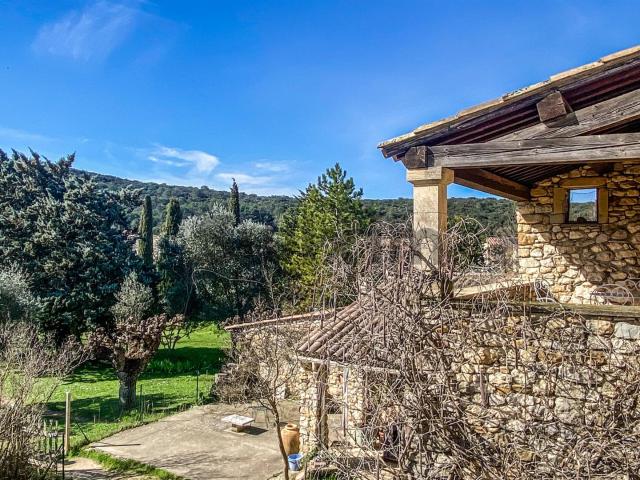 Mas en pierre à 13 km d'Uzès sur belle parcelle encore const. 185m² Uzès