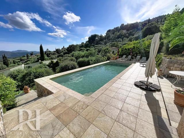 Mas en pierre à Spéracèdes vue mer et collines / Piscine 216m² Spéracèdes