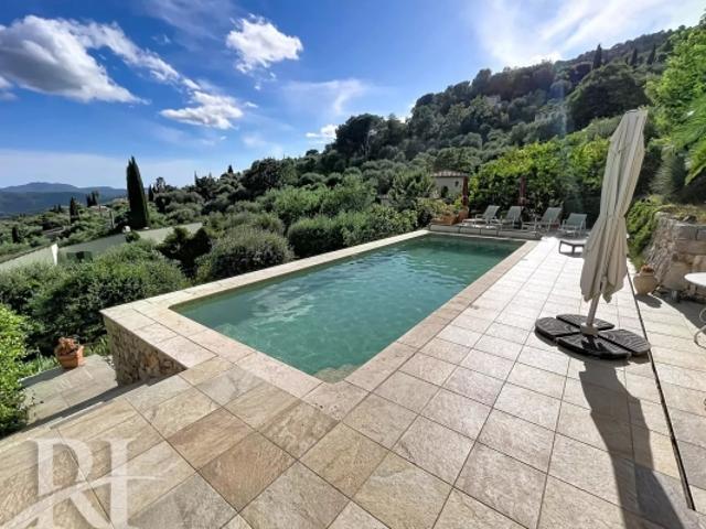 Mas en pierre à Spéracèdes vue mer et collines / Piscine