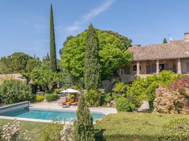 Mas en pierre du XVIIIe avec vue dominante, jardin paysager. 330m² Uzès