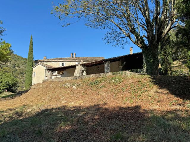 Mas en pierre de 300m², au calme, avec vue, source, terrain de 5000m², Ardèche Méridionale