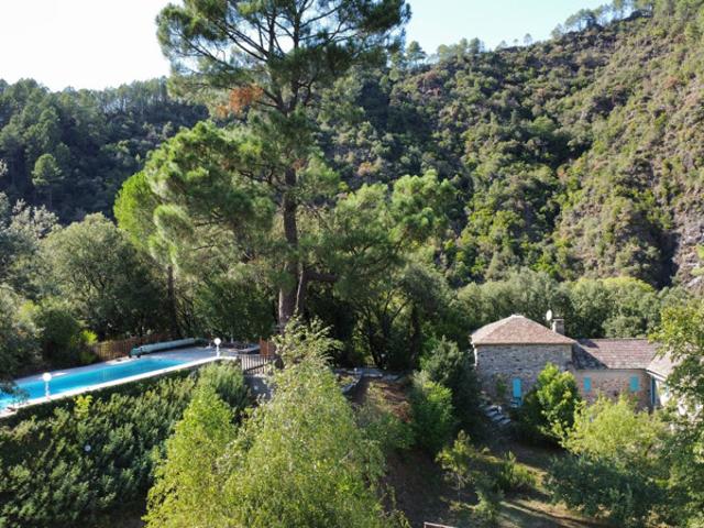 Mas en pierre en Cévennes avec 7ht de terrain garage et piscine