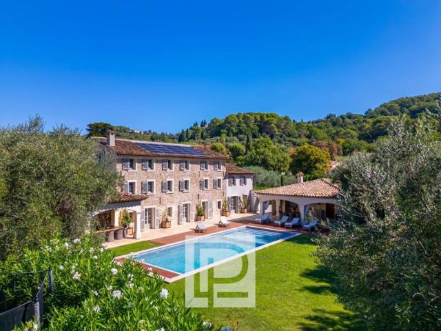 Mas en pierre entièrement rénové aux portes de Mougins – Calme absolu & art de vivre provençal sur terrain avec potentiel