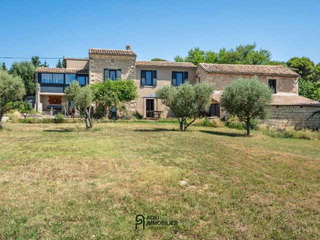 Mas en pierre rénové avec dépendances, piscine et garage à U. 190m² Uzès
