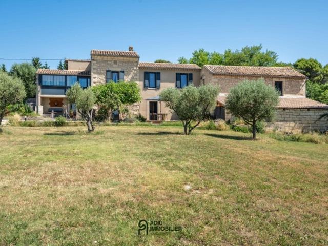 Mas en pierre rénové avec dépendances, piscine et garage à Uzès