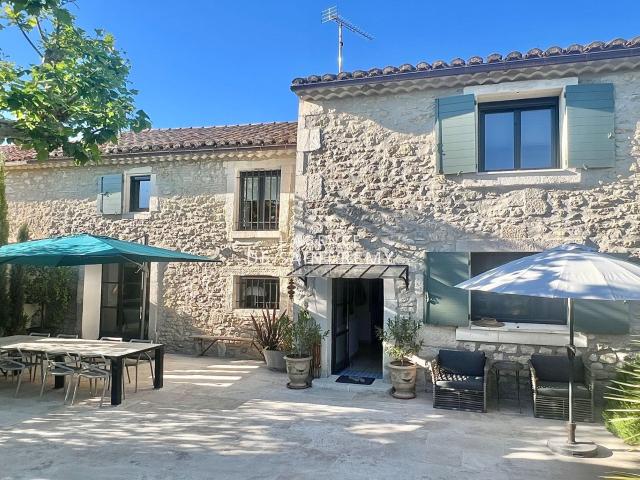 Mas en pierre rénové avec élégance, entre fontaines et douce. 250m² Saint Rémy de Provence