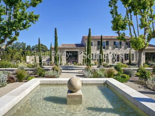 Mas en pierre rénové avec superbe vue sur les Alpilles, tennis et piscine