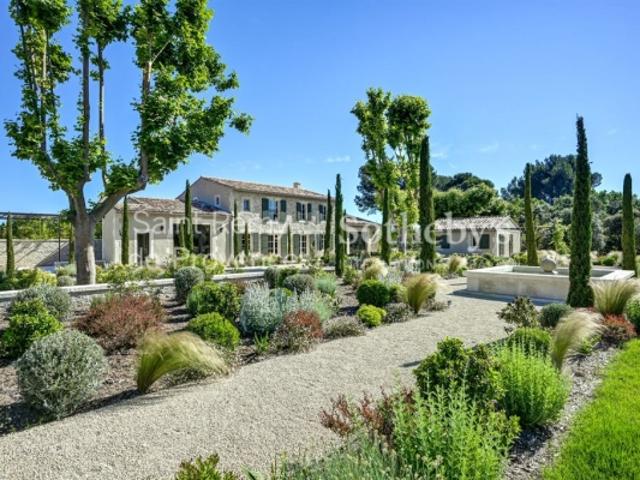 Mas en pierre rénové avec superbe vue sur les Alpilles, tennis et piscine