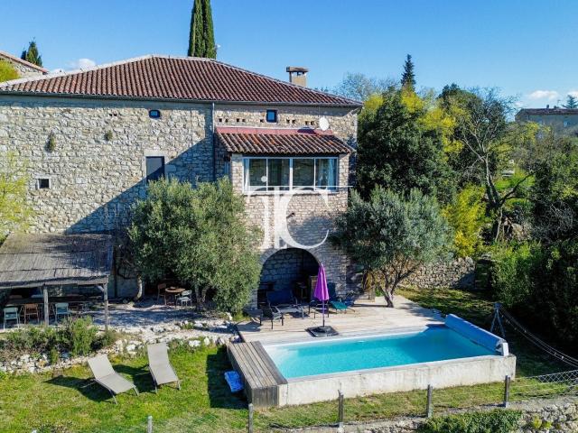 Mas en pierre rénové – Sud Ardèche – Vue dégagée et piscine 208m² Banne