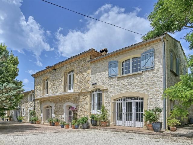 Mas en pierre rénové sur un domaine privé de 3,9 hectares éq. 450m² Sommières