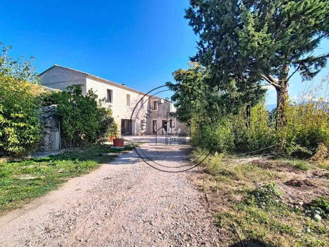 Mas en pierre rénové sur un hectare avec vue sur le Luberon