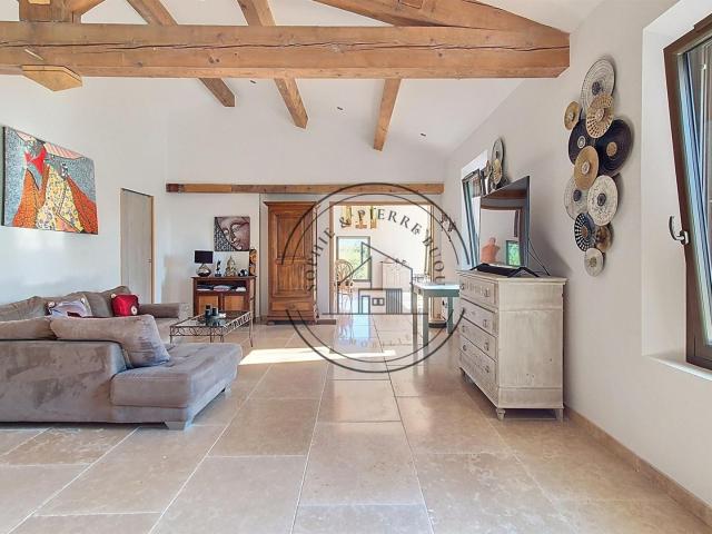 Mas en pierre rénové sur un hectare avec vue sur le Luberon. 265m² Cheval Blanc
