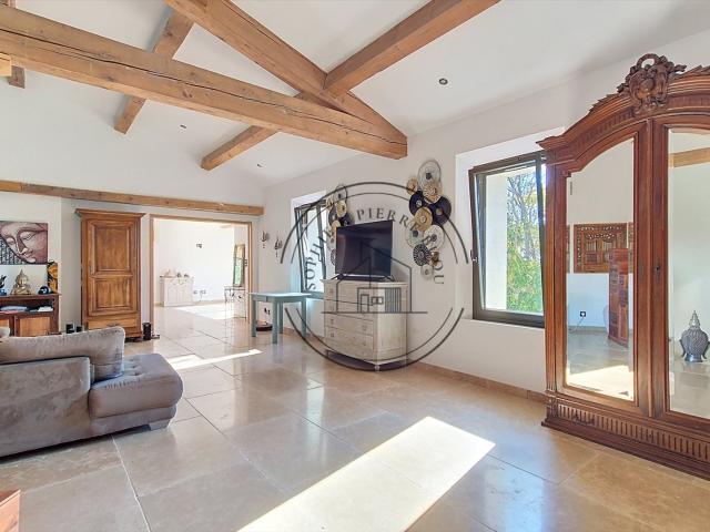 Mas en pierre rénové sur un hectare avec vue sur le Luberon. 265m² Cheval Blanc