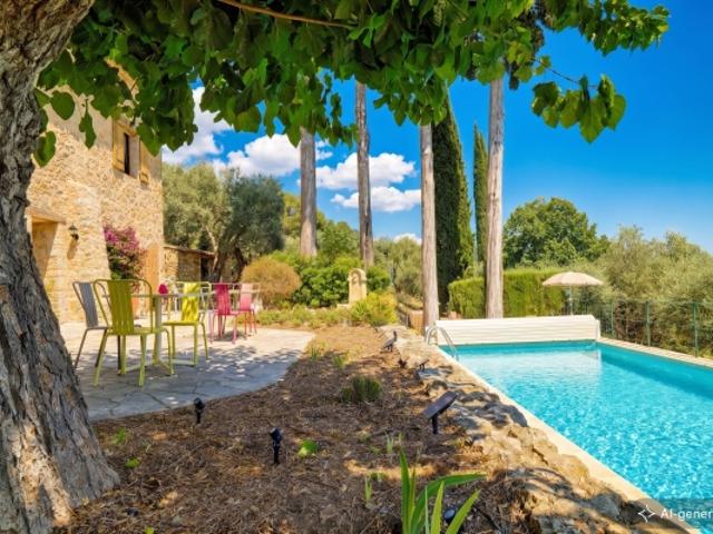 Mas en pierre superbement rénové avec vue panoramique et piscine