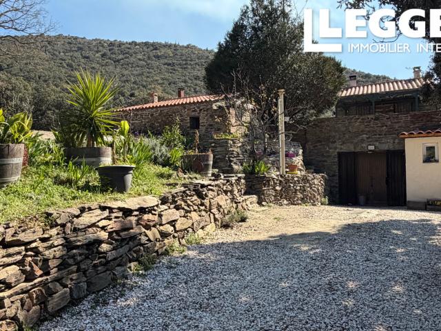 Mas en pierre situé dans un cadre à couper le souffle, avec 3 chambres, une piscine et terrain
