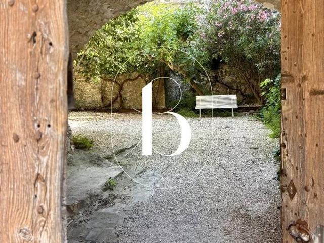 Mas en pierres traditionnelles avec cour et terrasse arborée