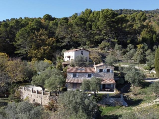 Mas en Pierres au cœur d'une Oliveraie avec vue