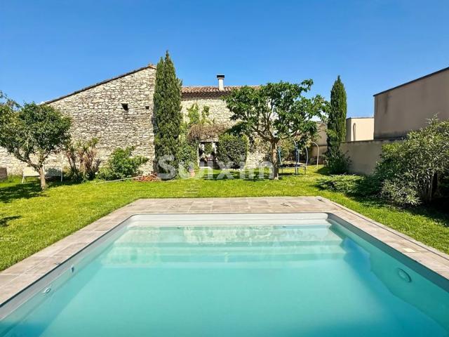 Mas en pierres avec piscine et dépendances