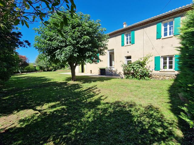 Mas en pierres avec piscine sur 2500 m2 de terrain