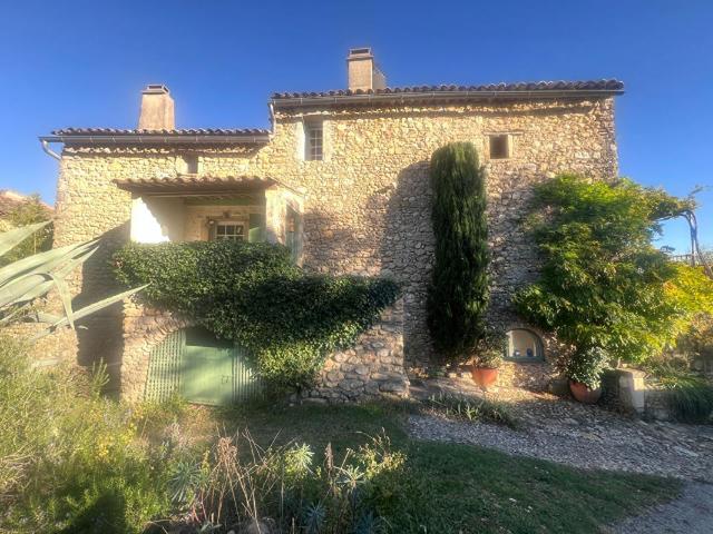 Mas en pierres avec terrasses