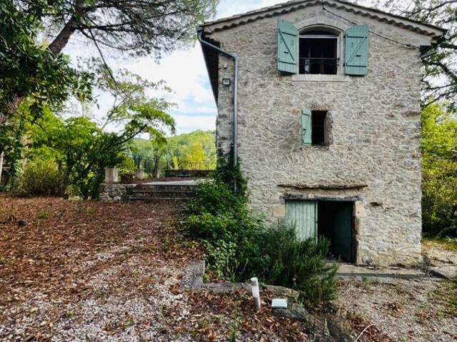 Mas en pierres de 95.6 m2 à moins de 10 minutes de Goudargues