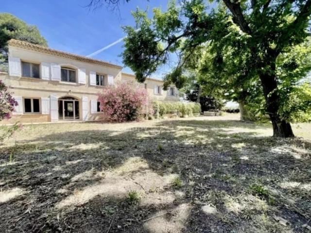Mas familial sur 8000m2 de terrain à Arles