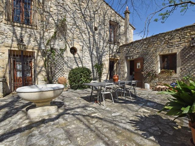 Mas historique avec 2600 m2 de terrain constructible 442m² Saint Dionizy