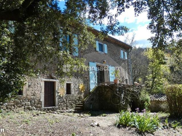 Mas mitoyen avec gîte sur 2271 m²
