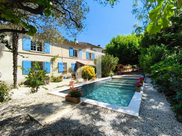 Mas spacieux et confortable avec piscine à découvrir en Excl. 300m² Tulette