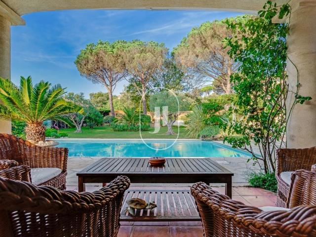 Mas provençal moderne dans un quartier résidentiel à vendre. 245m² Cogolin